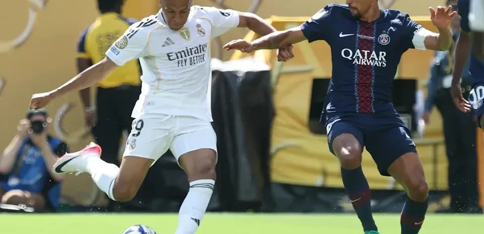 Jugador de Real Madrid driblando a defensor de PSG