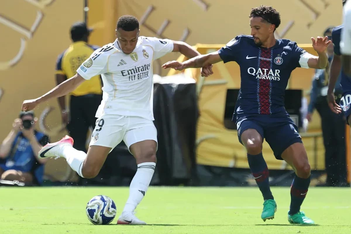 Jugador de Real Madrid driblando a defensor de PSG