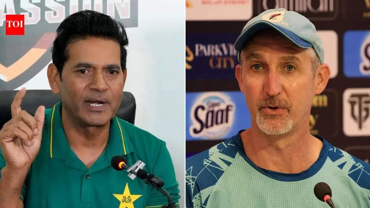 Entrenadores de cricket en conferencia de prensa