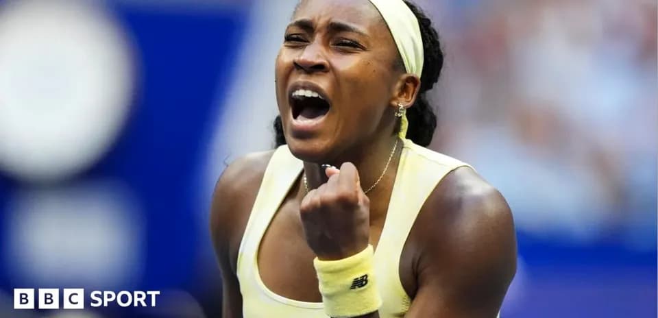 Jugadora celebrando un punto durante un partido de tenis