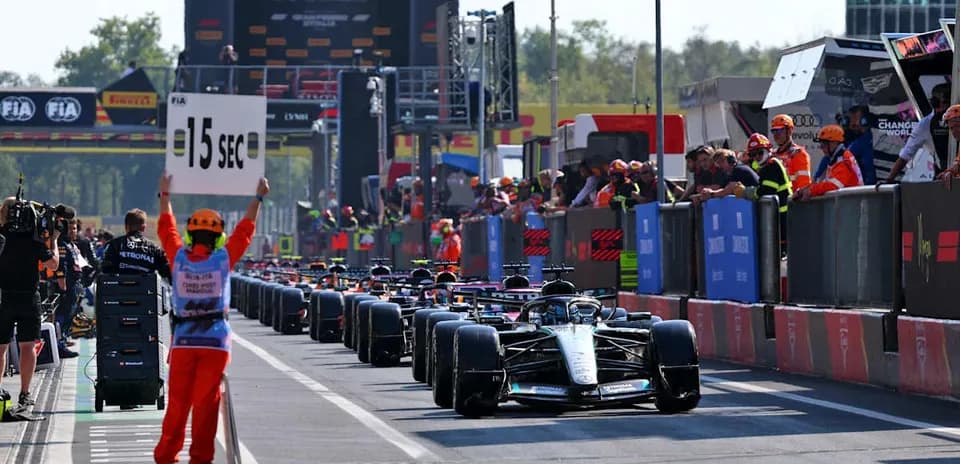 Pilotos en boxes con señal de penalización de 15 segundos