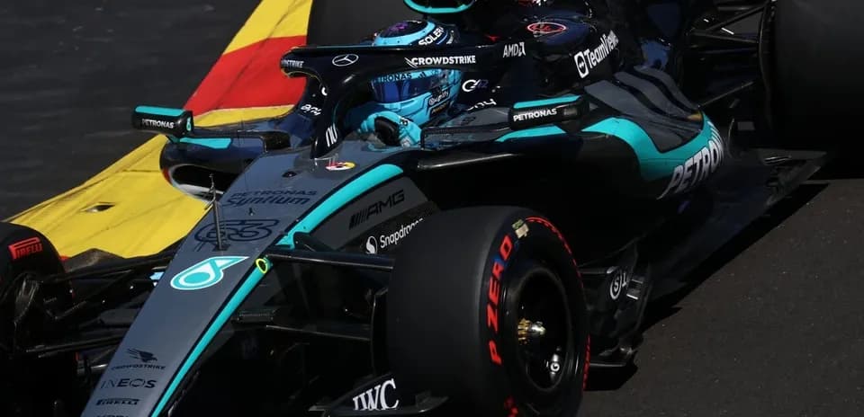 Coche de Fórmula 1 en pista durante carrera