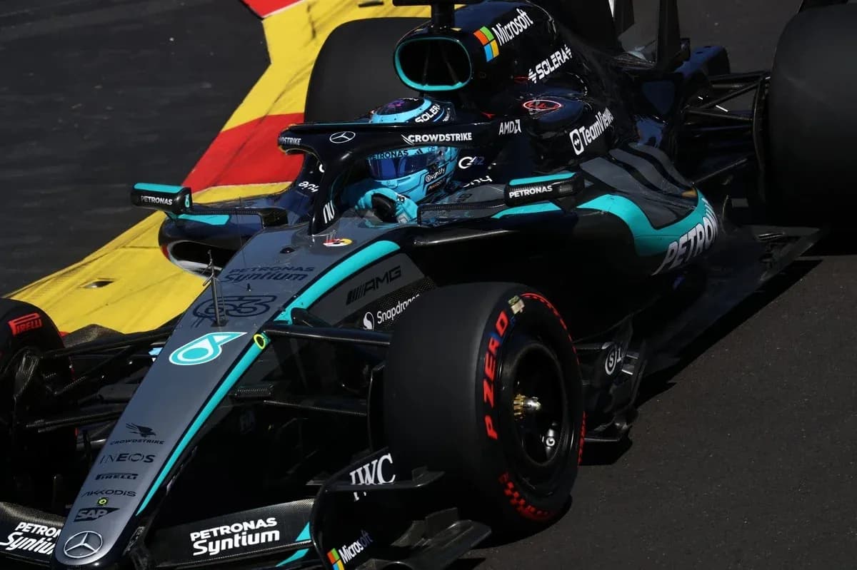 Coche de Fórmula 1 en pista durante carrera