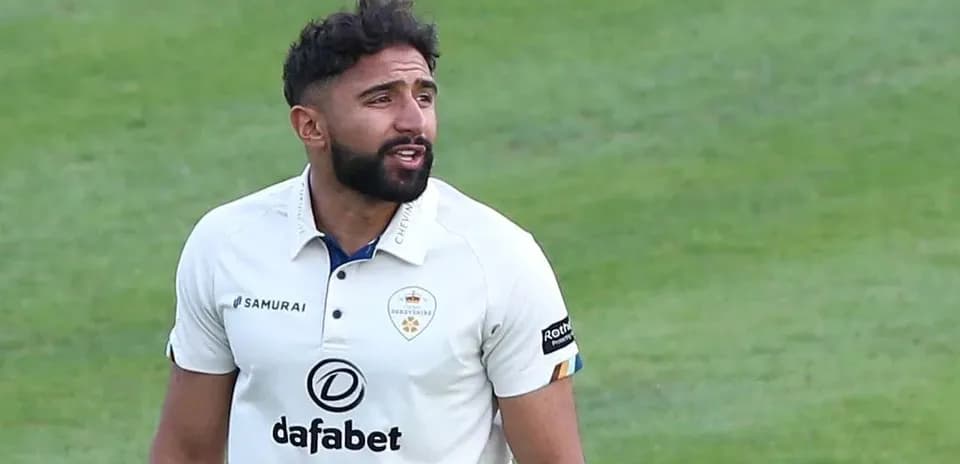 Jugador de cricket en acción durante el partido
