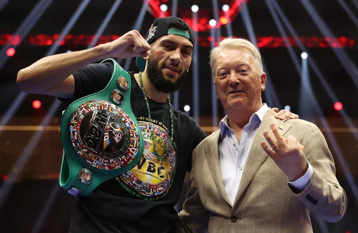 Boxeador con cinturón WBC y promotor en el ring
