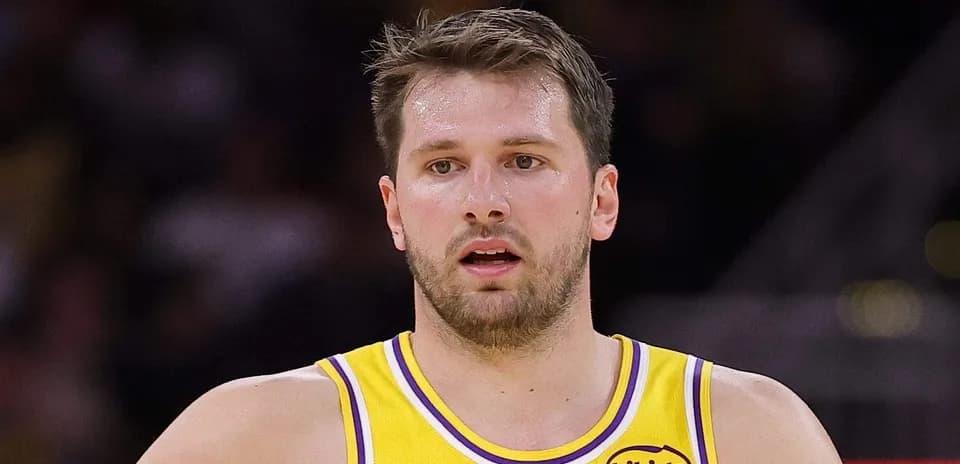 Jugador en acción durante un partido de baloncesto