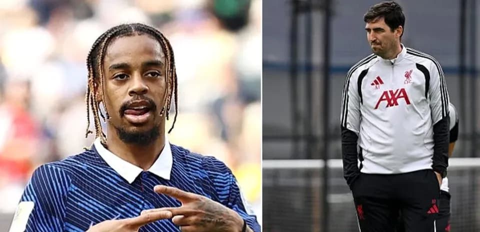 Jugador mostrando gesto y entrenador en sesión de entrenamiento