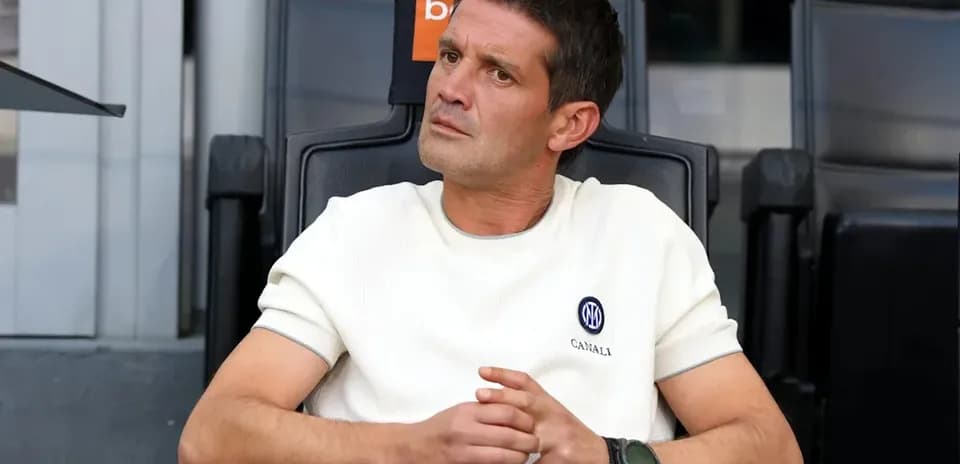 Entrenador sentado en el banquillo durante el partido