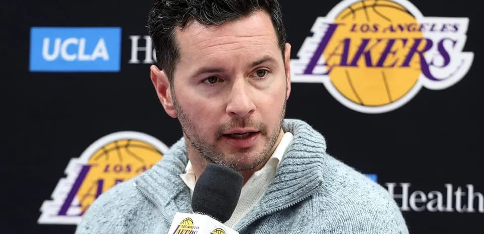 Hombre hablando en conferencia de prensa de los Lakers