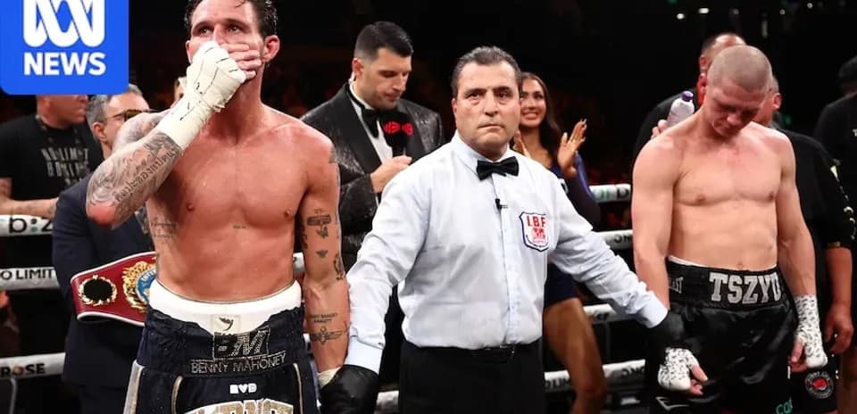 Boxeadores y árbitro tras la pelea en el ring