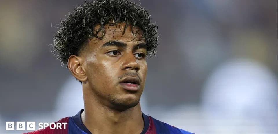 Jugador de Barcelona en partido, mirando hacia adelante