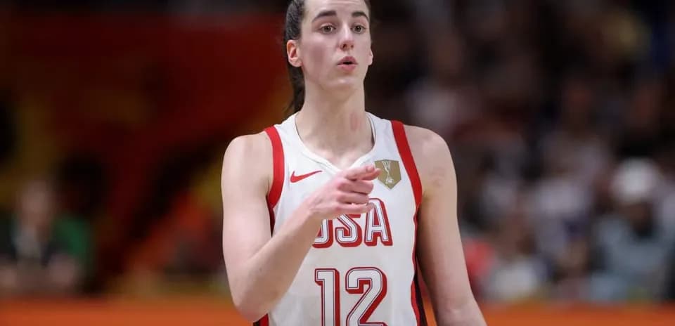 Jugadora de baloncesto USA señalando durante el partido