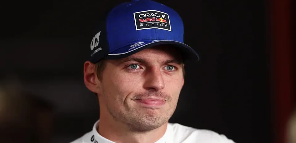 Piloto de Fórmula 1 con gorra de equipo