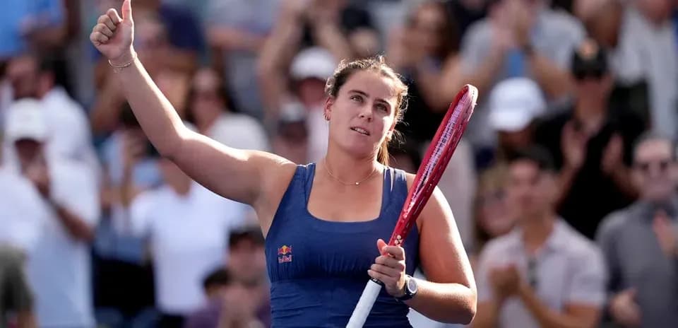 Jugadora de tenis saludando a la multitud tras victoria