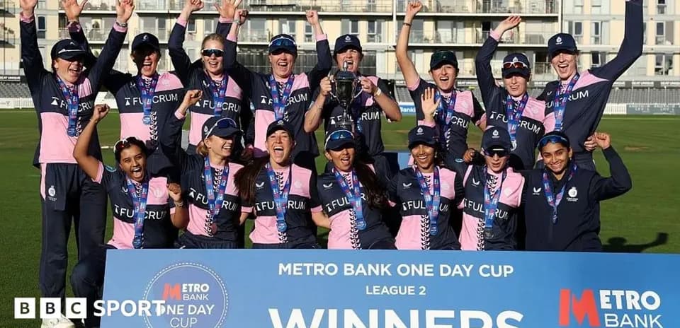 Equipo celebra victoria en la Metro Bank One Day Cup