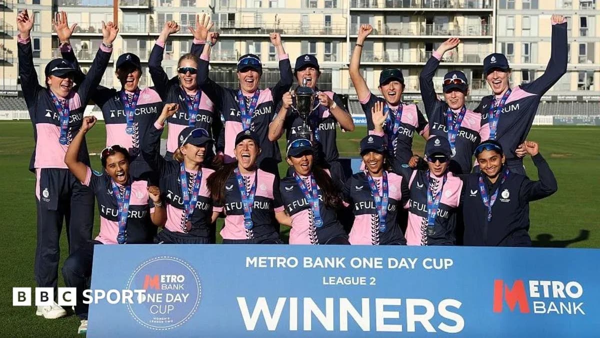 Equipo celebra victoria en la Metro Bank One Day Cup