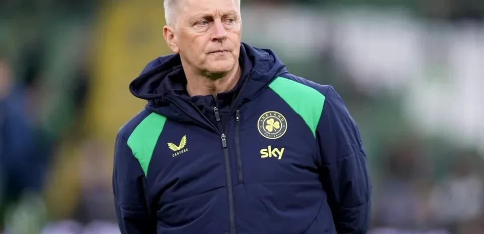 Entrenador observando el campo antes del partido