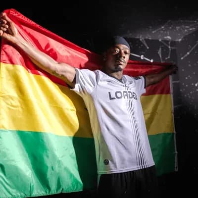 Jugador sosteniendo bandera de Bolivia en estudio