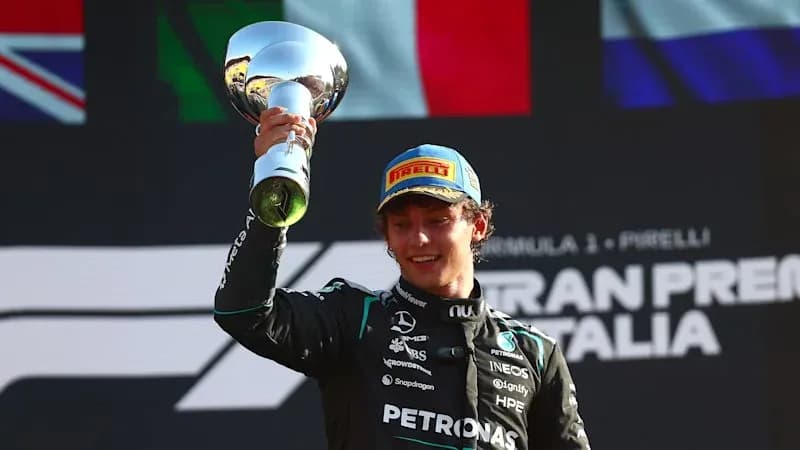 Piloto levantando trofeo en el podio de carrera