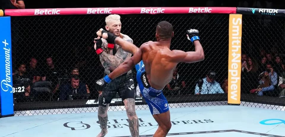Luchadores en acción durante combate de MMA