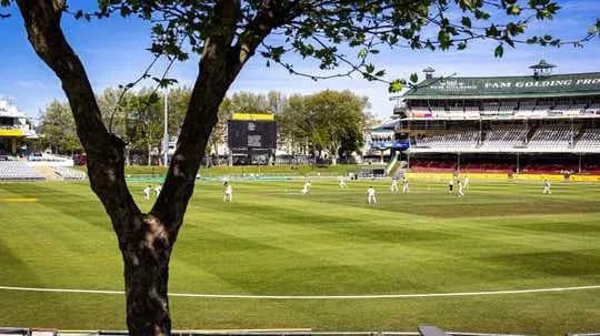 Jugadores de cricket en el campo durante el partido