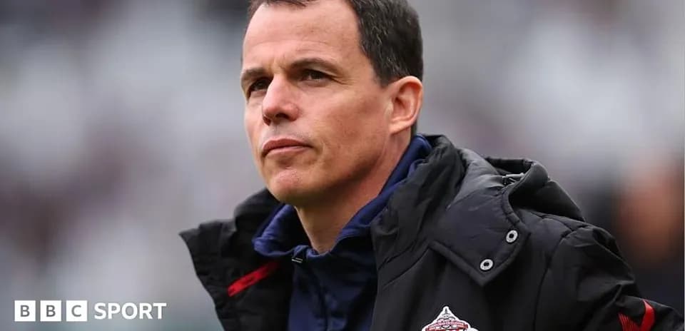 Entrenador de Sunderland observando el partido
