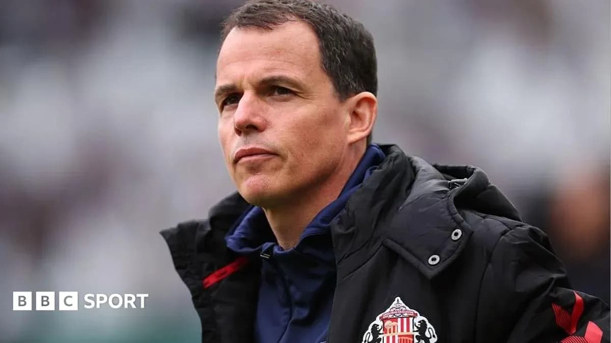 Entrenador de Sunderland observando el partido