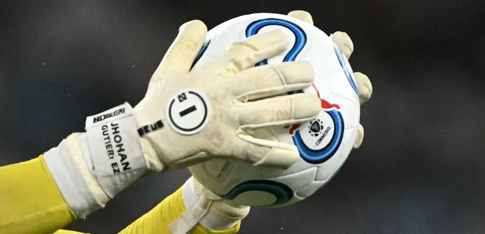 Portero sosteniendo el balón con guantes