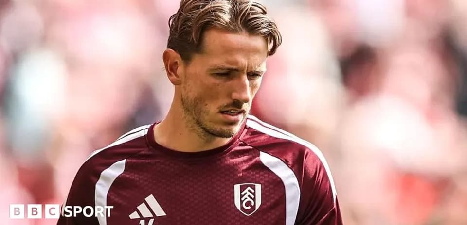 Jugador de Fulham con camiseta marrón en el campo