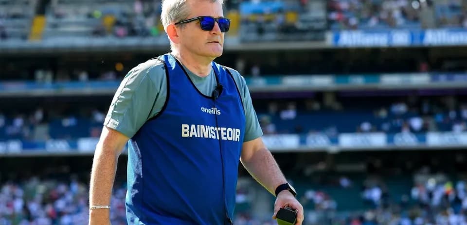 Entrenador caminando en el campo de juego