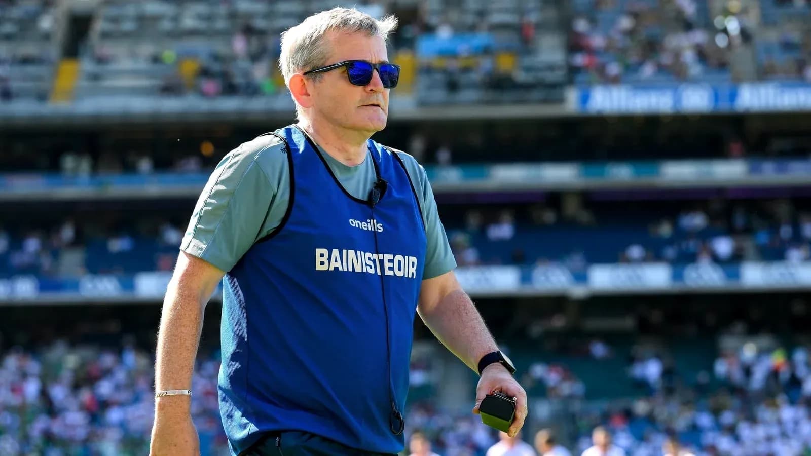 Entrenador caminando en el campo de juego