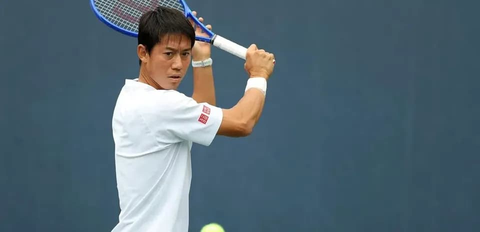 Jugador de tenis preparándose para golpear la pelota