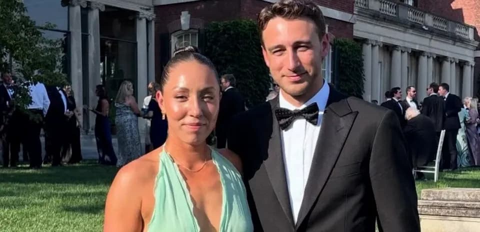 Pareja posando en evento elegante al aire libre