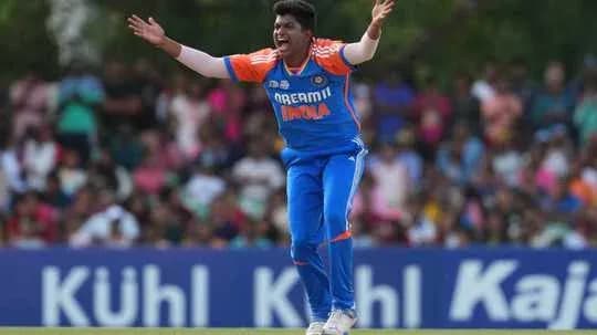 Jugador de cricket reclamando una decisión en el campo