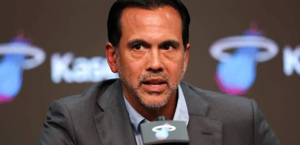 Entrenador hablando en conferencia de prensa
