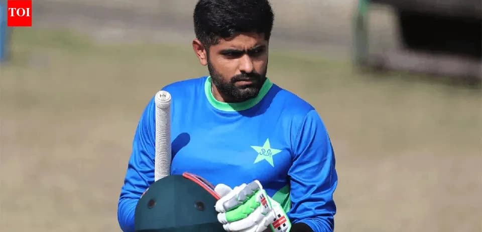 Jugador de cricket sosteniendo su bate durante entrenamiento