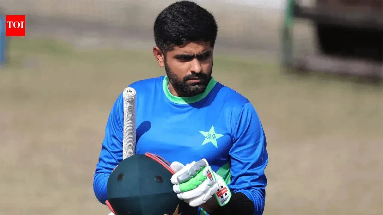Jugador de cricket sosteniendo su bate durante entrenamiento