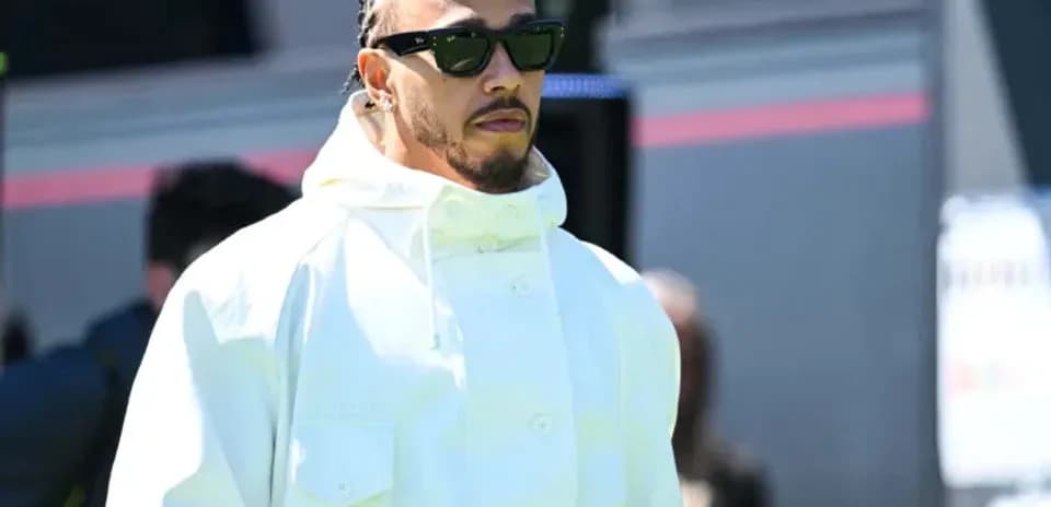 Lewis Hamilton llegando al circuito con gafas de sol