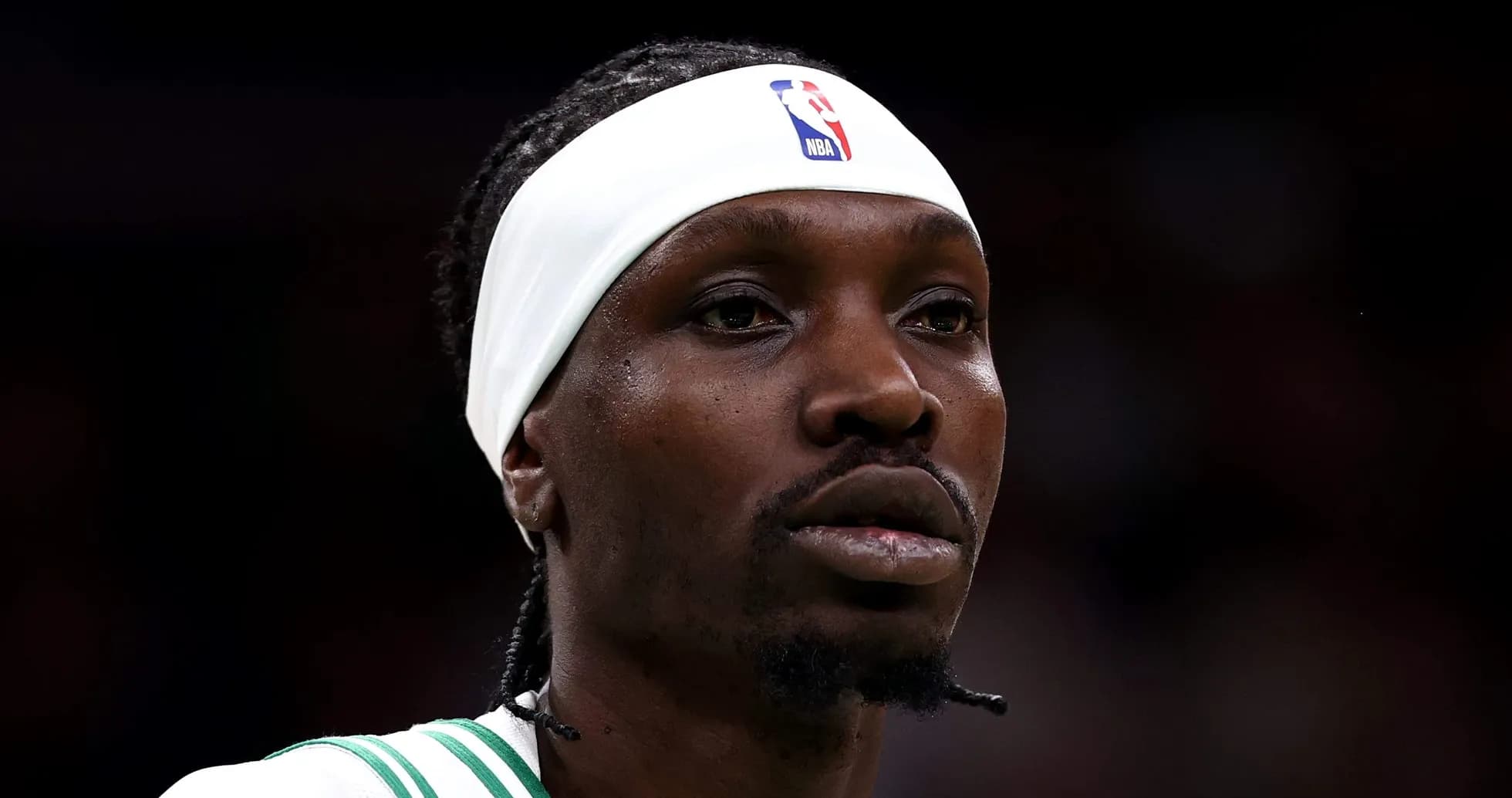 Jugador de baloncesto con banda en la cabeza