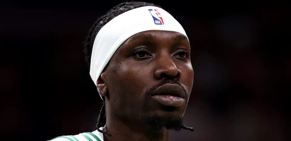 Jugador de baloncesto con banda en la cabeza
