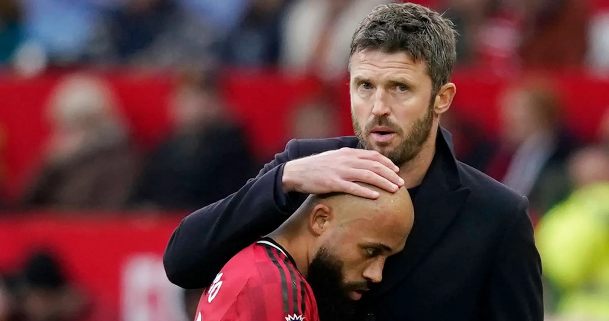 Entrenador hablando con jugador en el banquillo