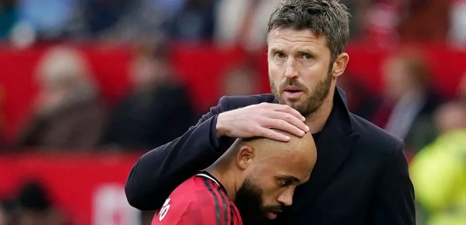 Entrenador hablando con jugador en el banquillo