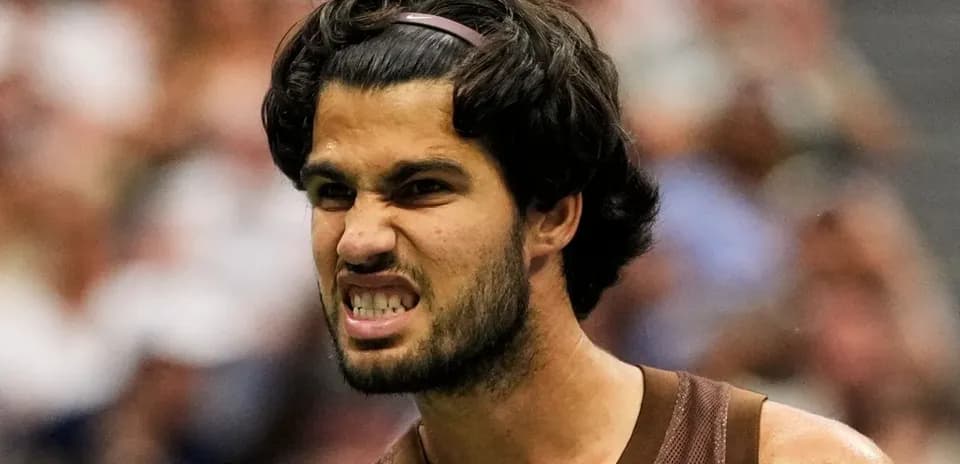 Jugador celebrando punto en un partido de tenis