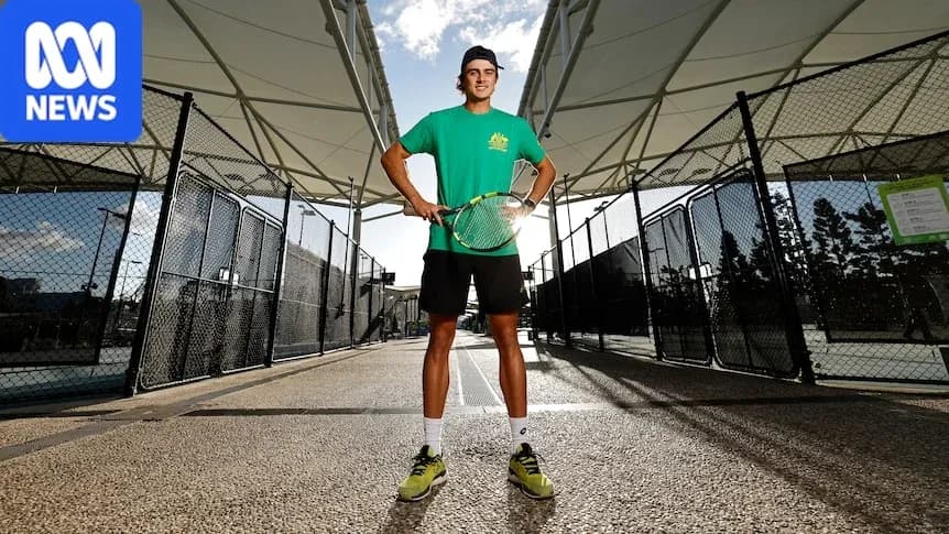 Jugador de tenis posando en la cancha exterior