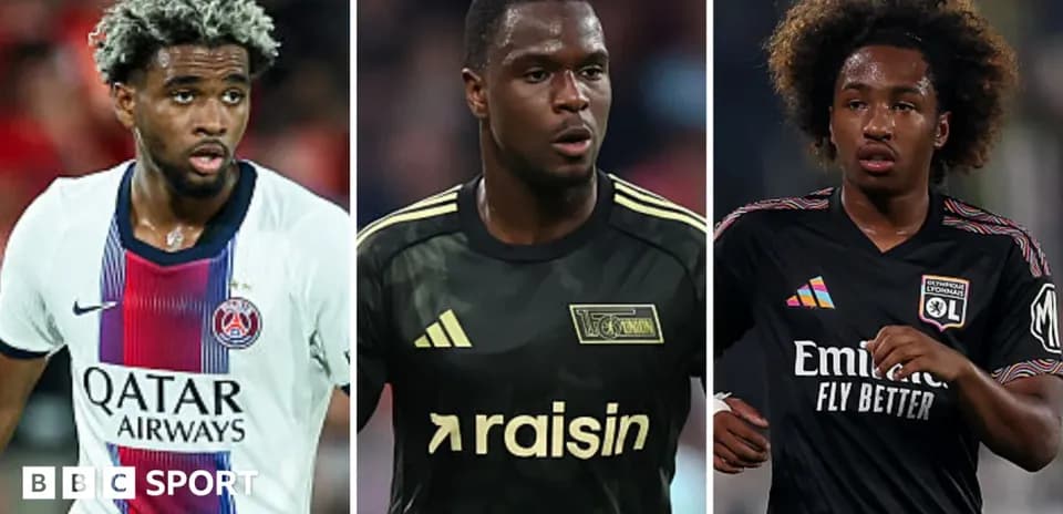Tres jugadores de fútbol en sus uniformes de equipo