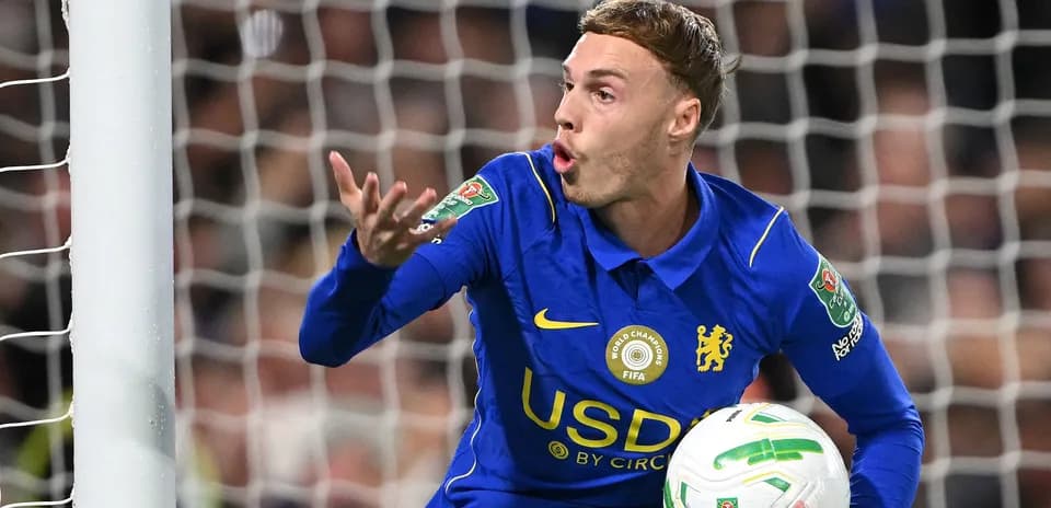 Jugador de Chelsea protestando con el balón en mano