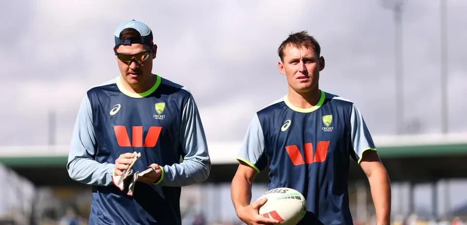 Jugadores de cricket caminando durante la práctica