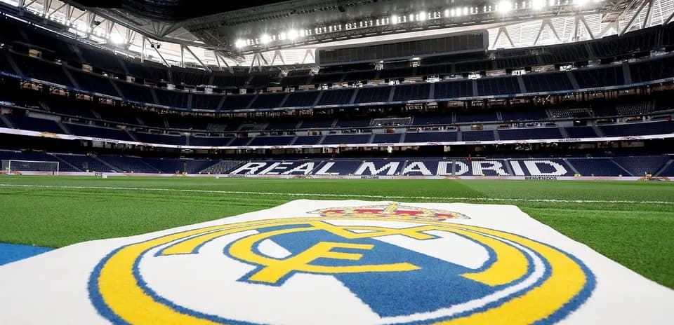 Logo de Real Madrid en el césped del estadio