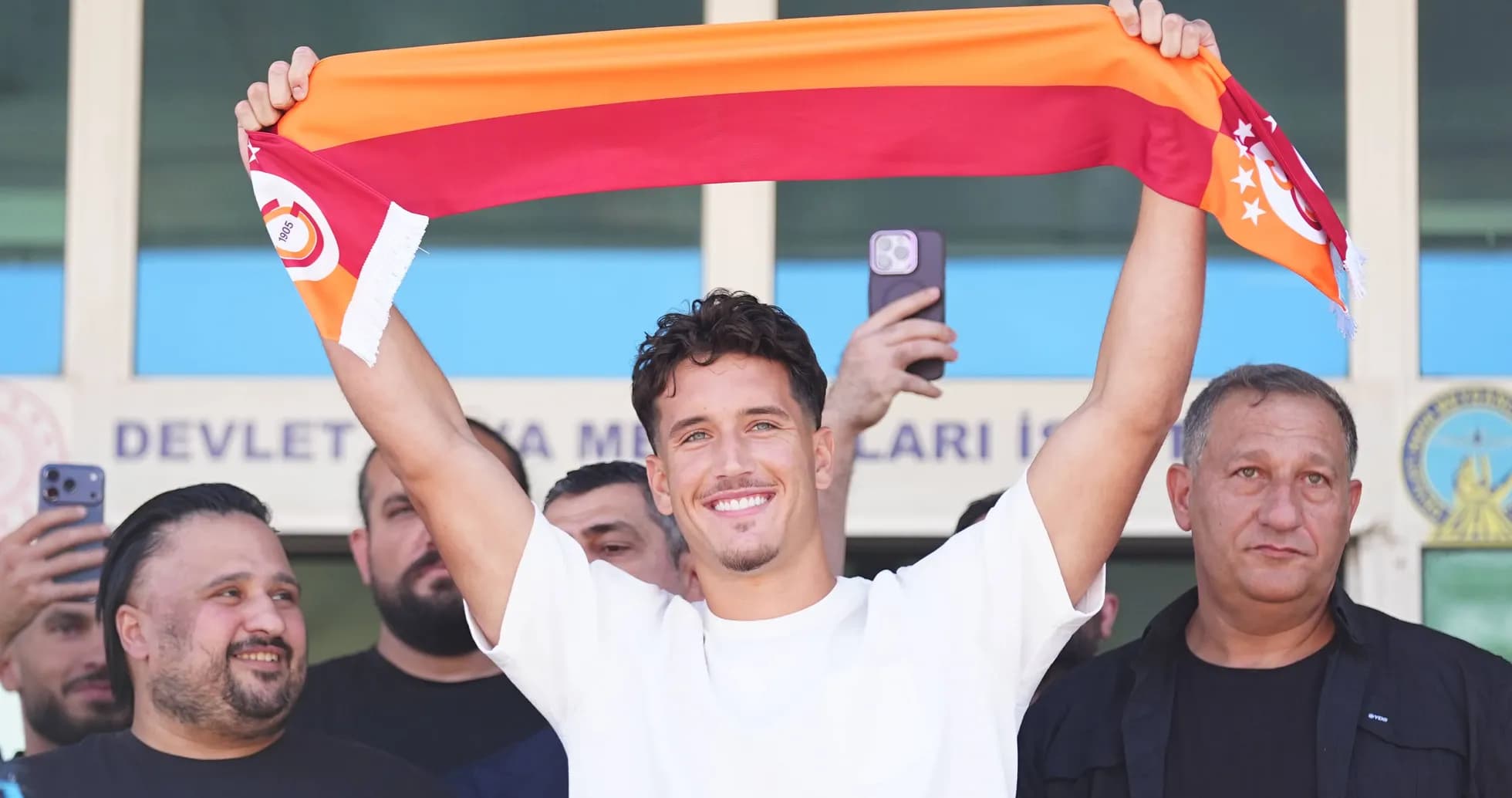 Jugador de Galatasaray mostrando una bufanda del equipo