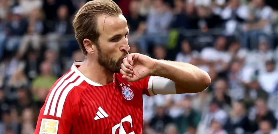 Jugador de Bayern Múnich besando su brazo en el campo